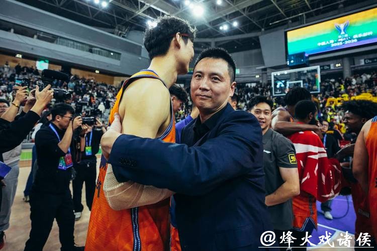 铭记场面 | 上海男篮114-94击败山西男篮,成功卫冕CBA俱乐部杯 铭记场面 | 上海男篮114-94击败山西男篮,成功卫冕CBA俱乐部杯