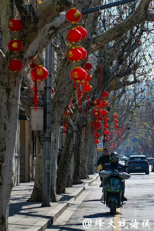 新民目击 | 申城街头换新装 璀璨华灯迎新年